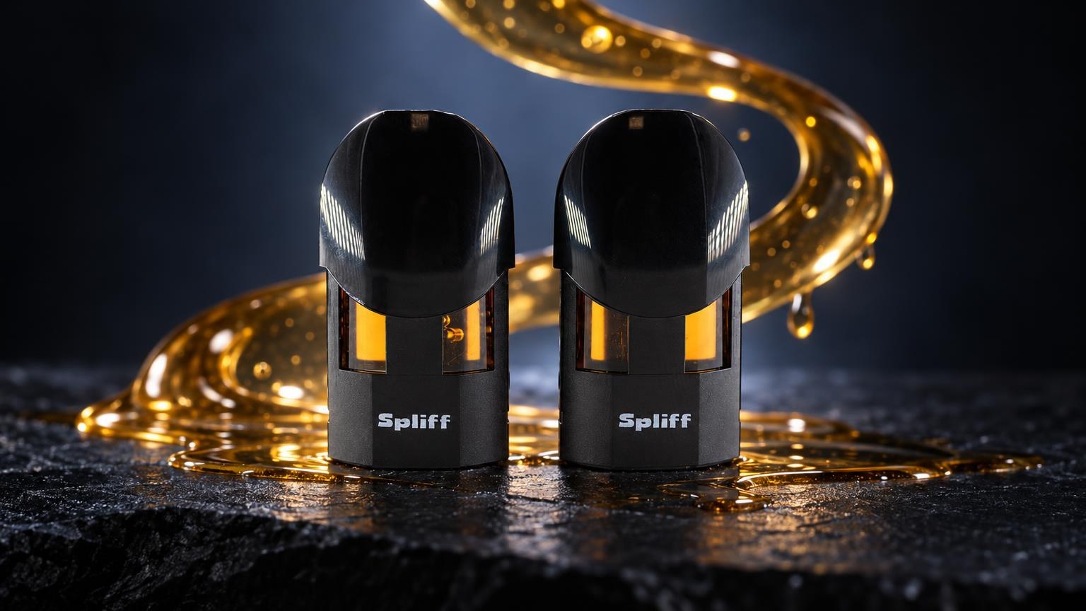 California puff : deux pods noirs cylindriques avec inserts dorés, entourés d'un liquide ambré scintillant sur fond somb