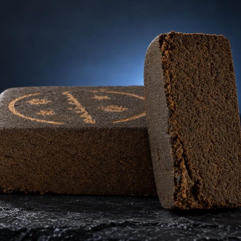 CBD static : résine Afghan Hash dans une composition de studio