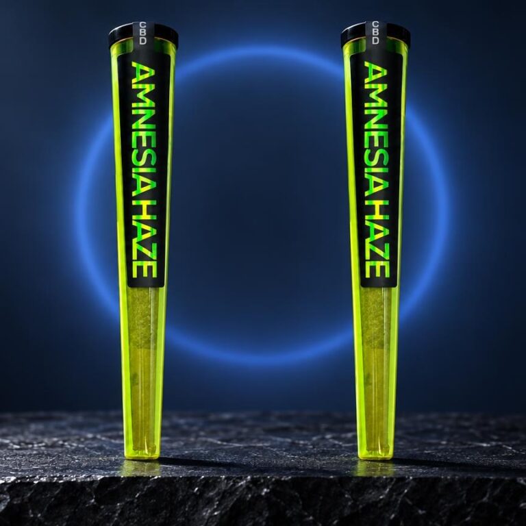Cigarette CBD : deux pré-roulés jaune fluo avec inscription noire, posés sur pierre, lumière bleue en arrière-plan