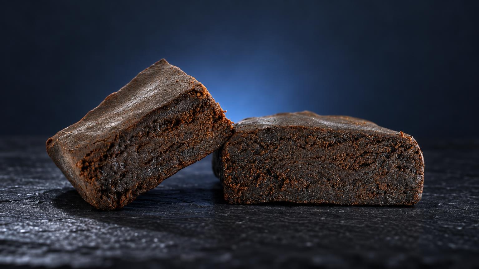 Deux blocs de Hash 3x filtré de couleur marron clair, texture granuleuse compacte